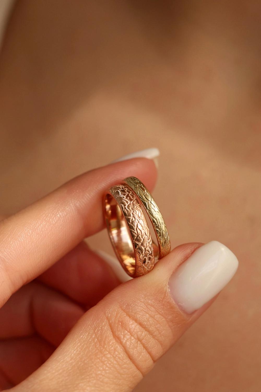 Love Bands for Him in Solid Yellow- and Rose Gold. Compared