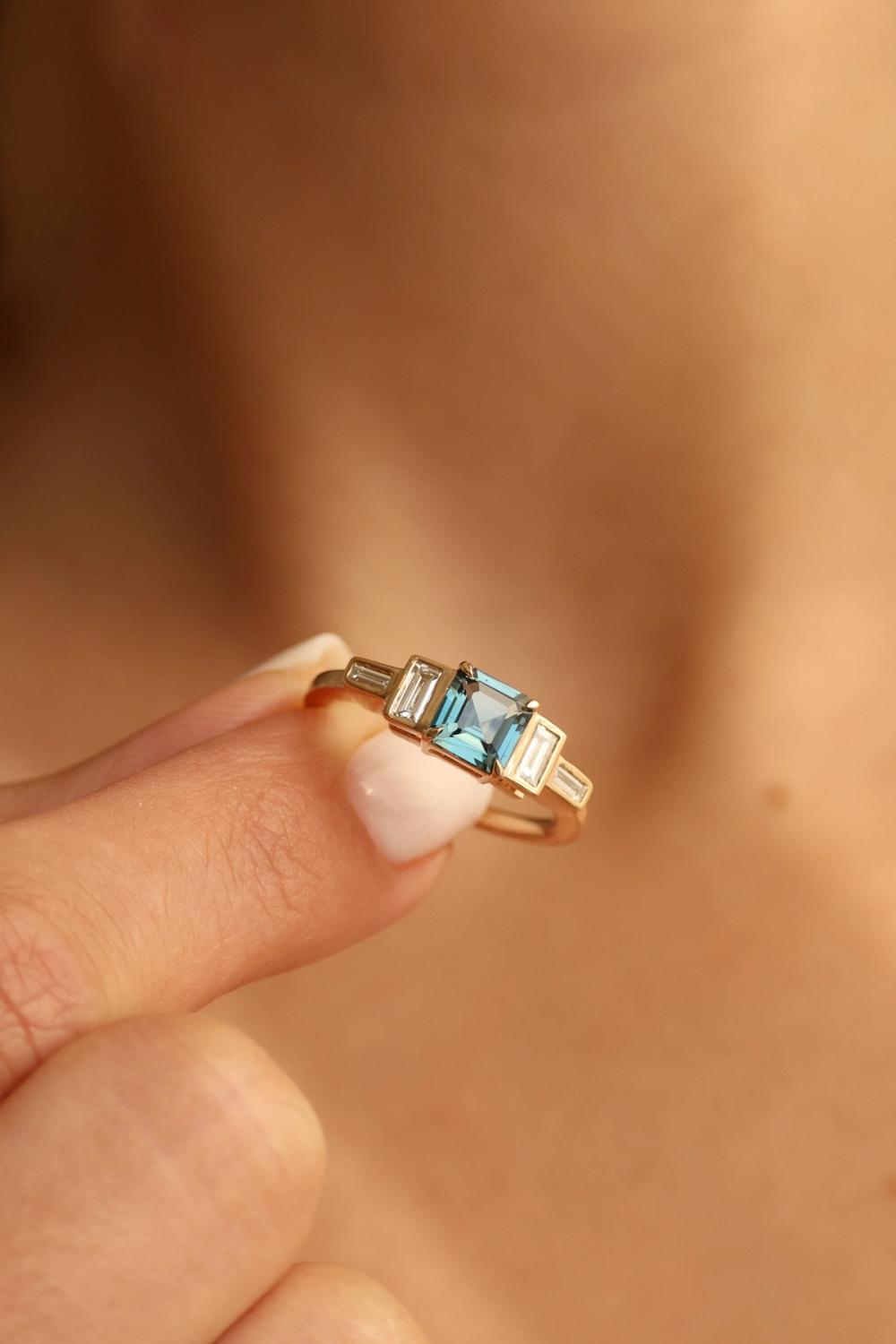 Blue sapphire set in yellow gold with lab-grown diamonds