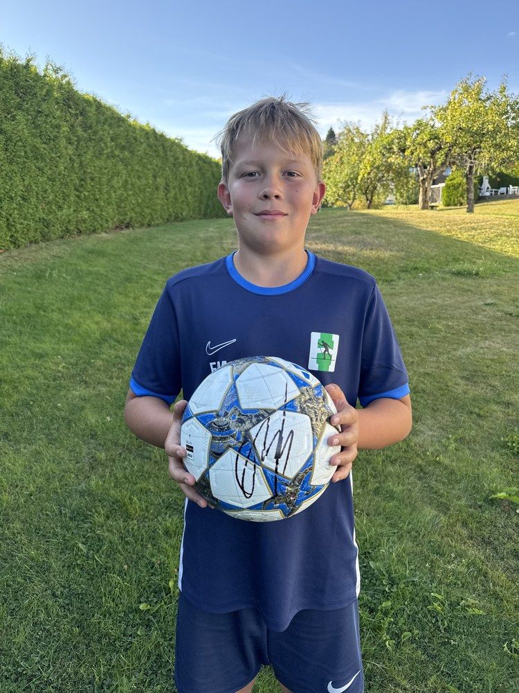 Vinneren med den signerte ballen