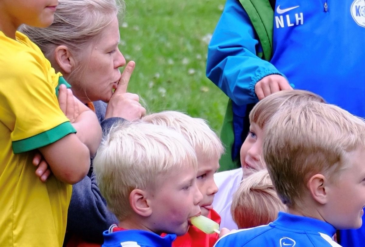 Mamma på sidelinja blant unge fotballspillere