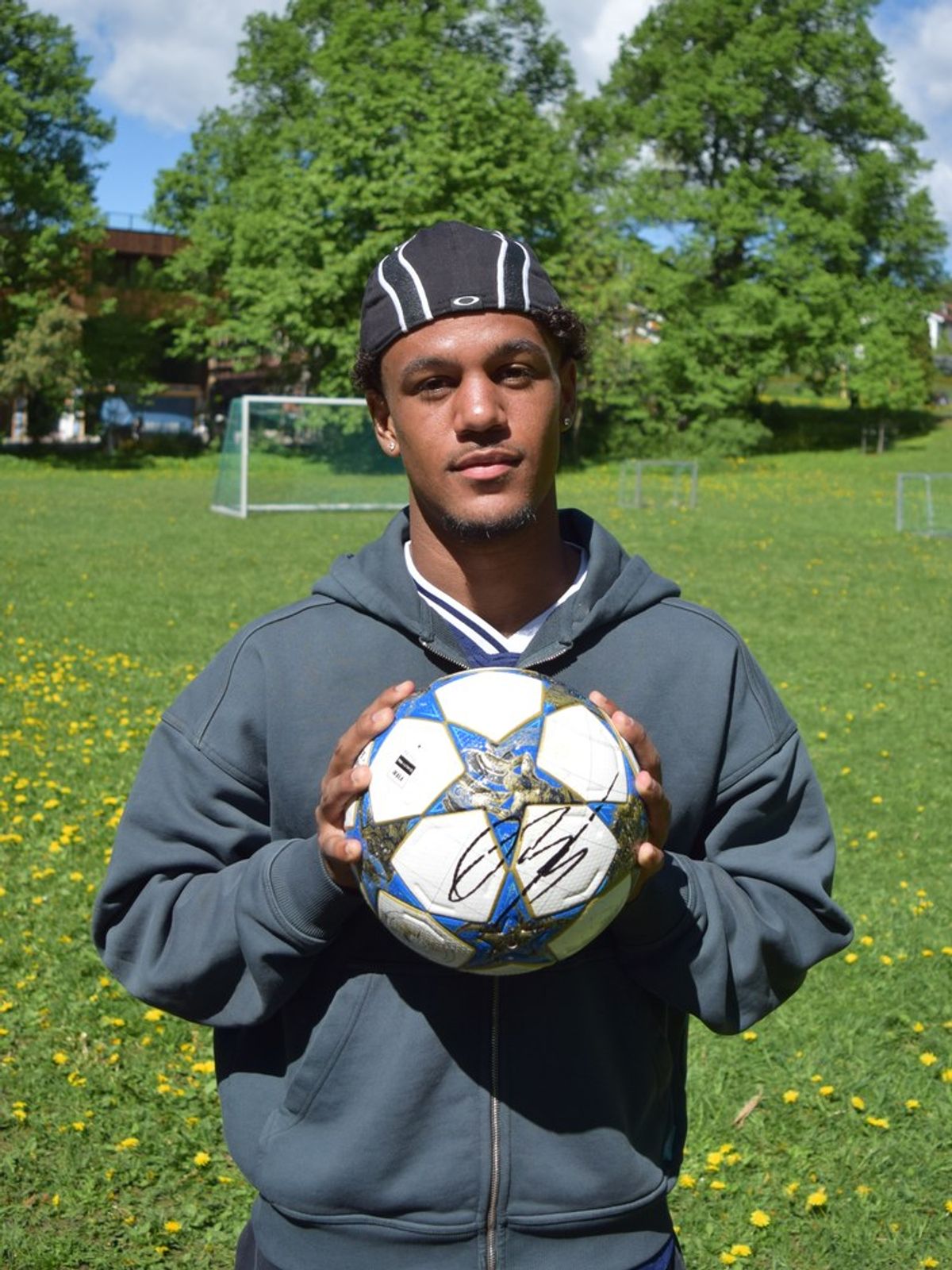 Oscar Bobb med Champions League-ballen