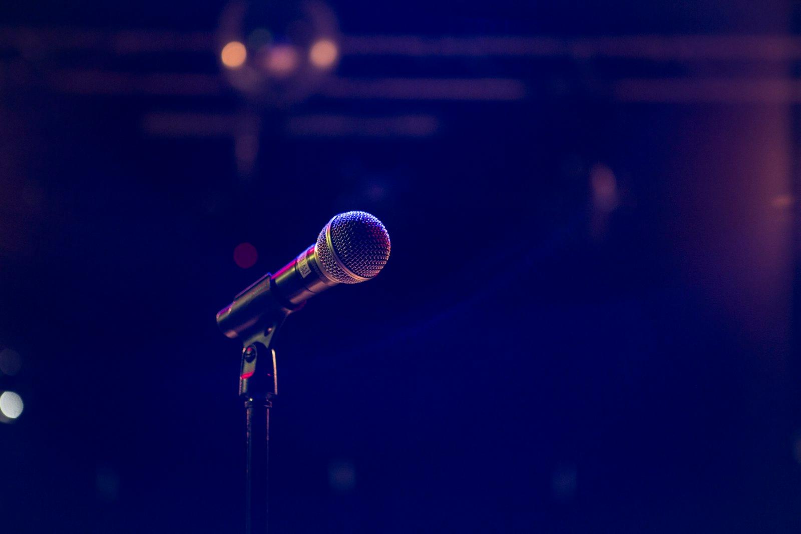 Microfone no palco sob luz azul
