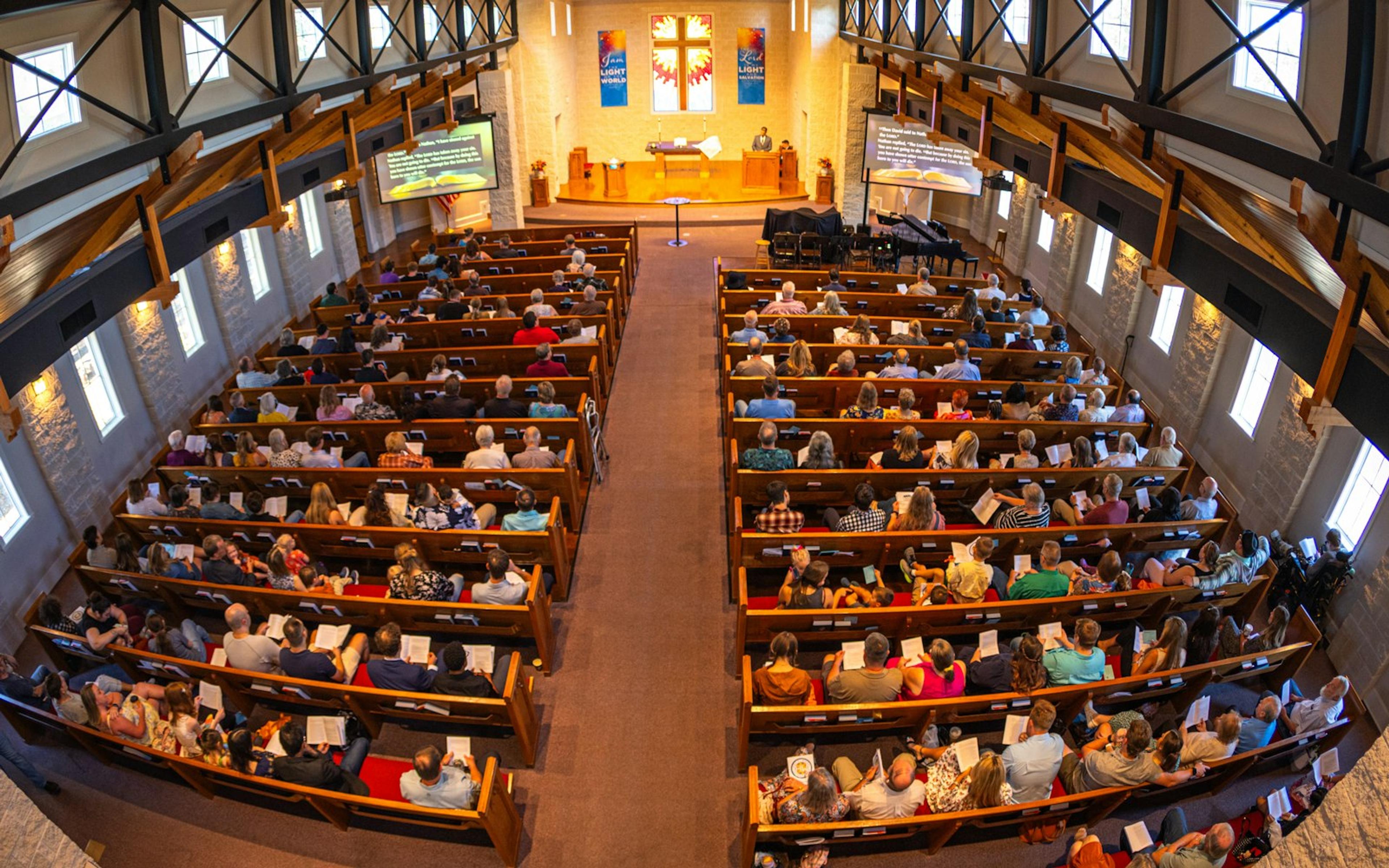 Congregação reunida durante um culto
