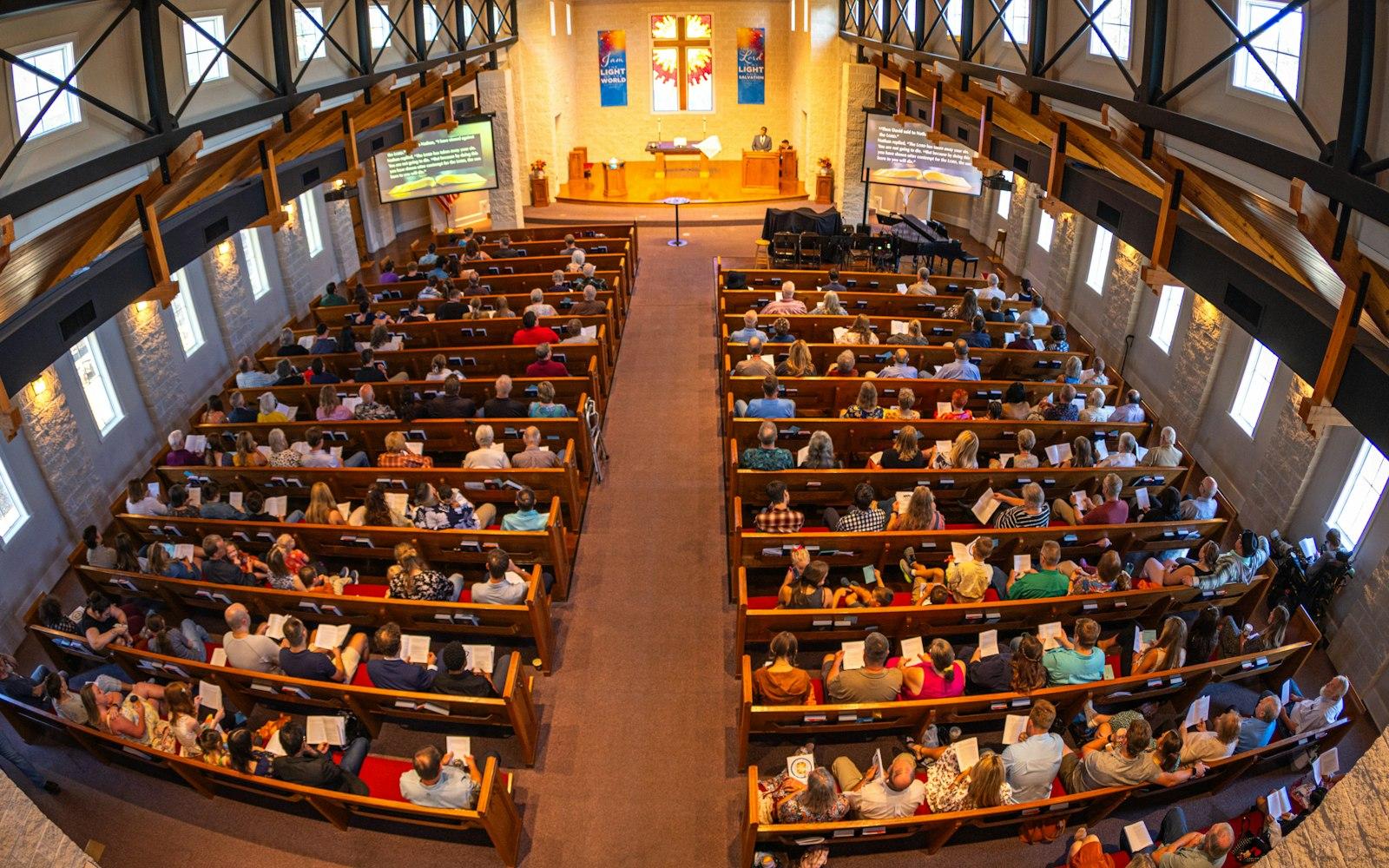Congregação reunida durante um culto