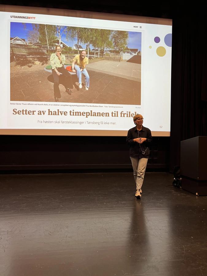 Bilde av skoleforsker Elise Djupedal når hun snakker om lek