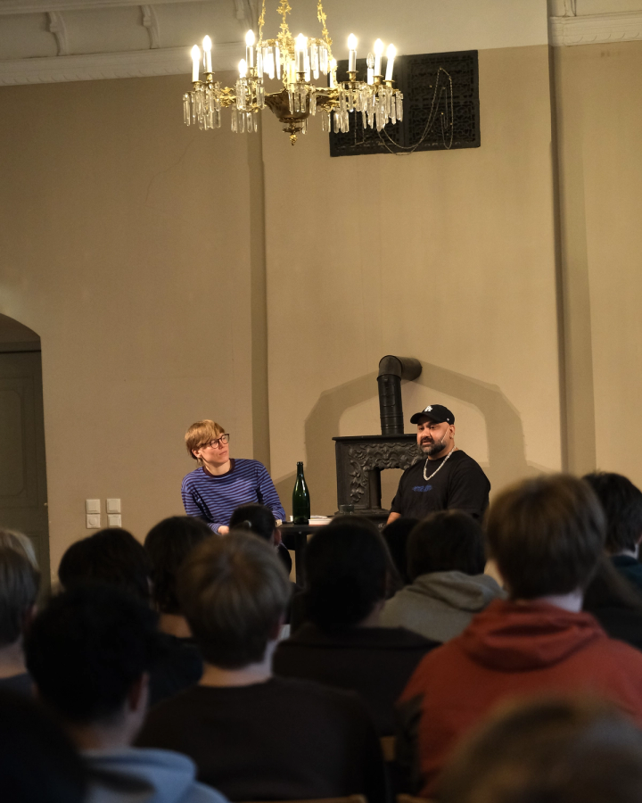 Bilde av Elise Farstad Djupedal (skoleforskeren) og Aon Raza Naqvi på Litteraturhuset i Trondheim