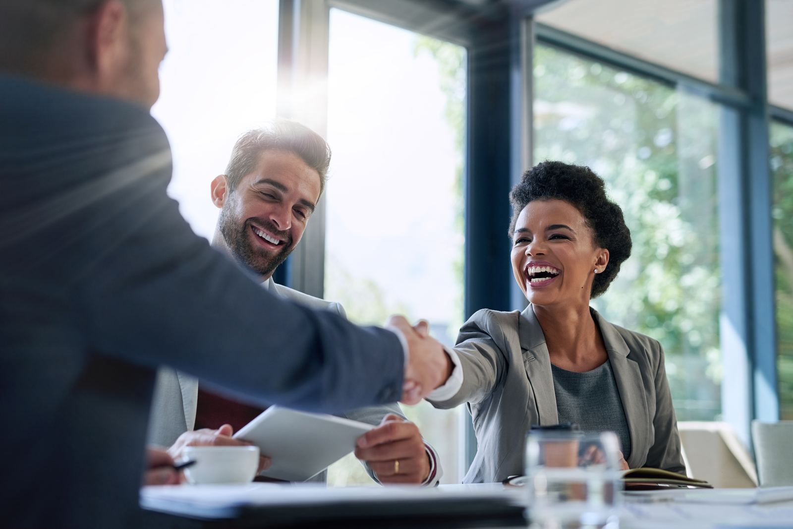 Aperto de mãos fechando uma operação de crédito empresarial