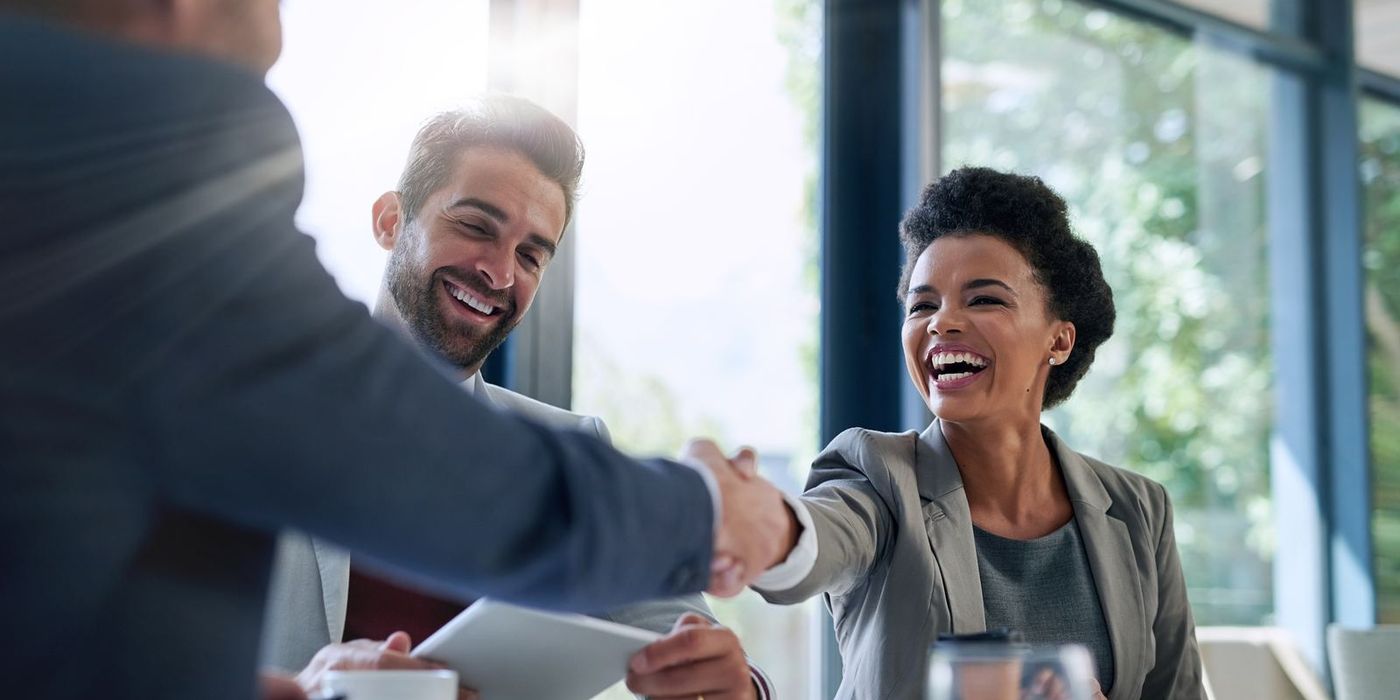Aperto de mãos fechando uma operação de crédito empresarial