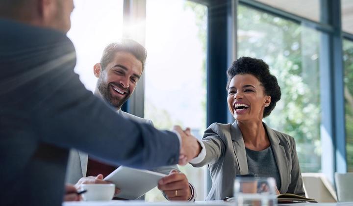 Aperto de mãos fechando uma operação de crédito empresarial