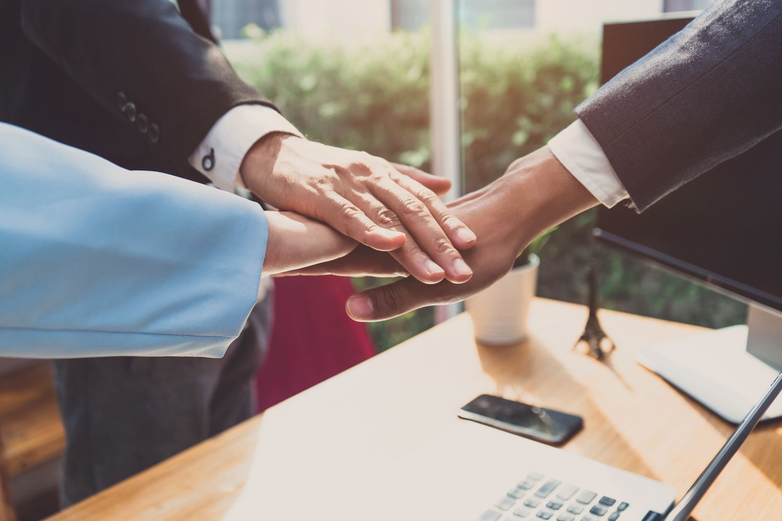 Equipe reunida em ambiente de trabalho colaborativo