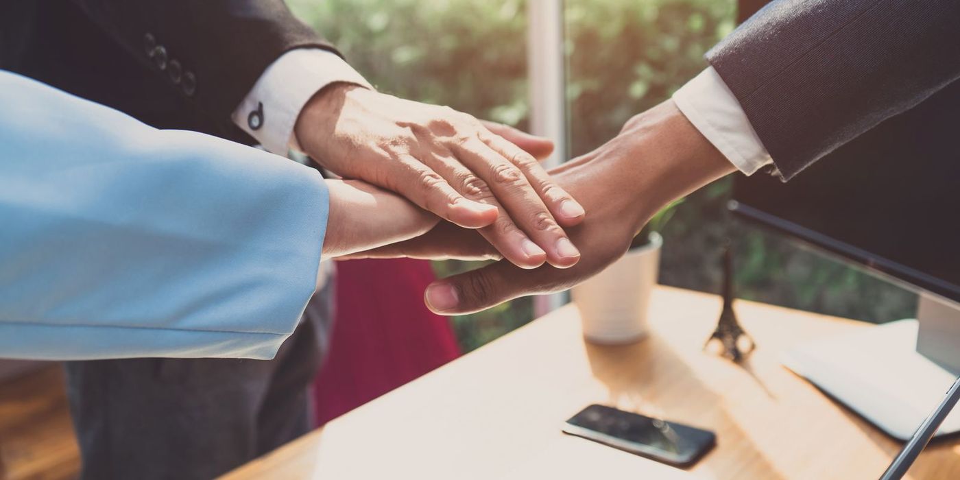 Equipe reunida em ambiente de trabalho colaborativo