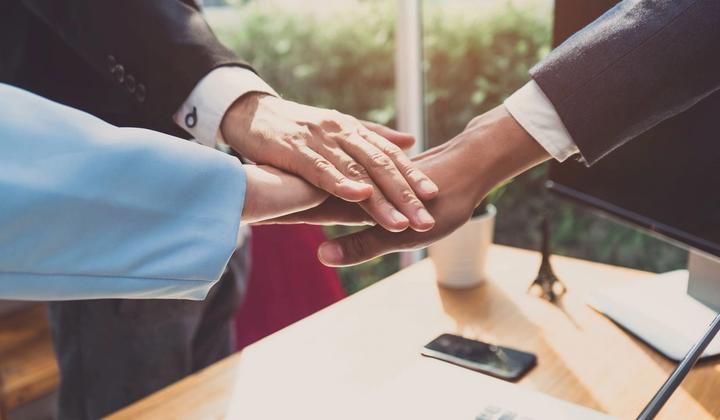 Equipe reunida em ambiente de trabalho colaborativo