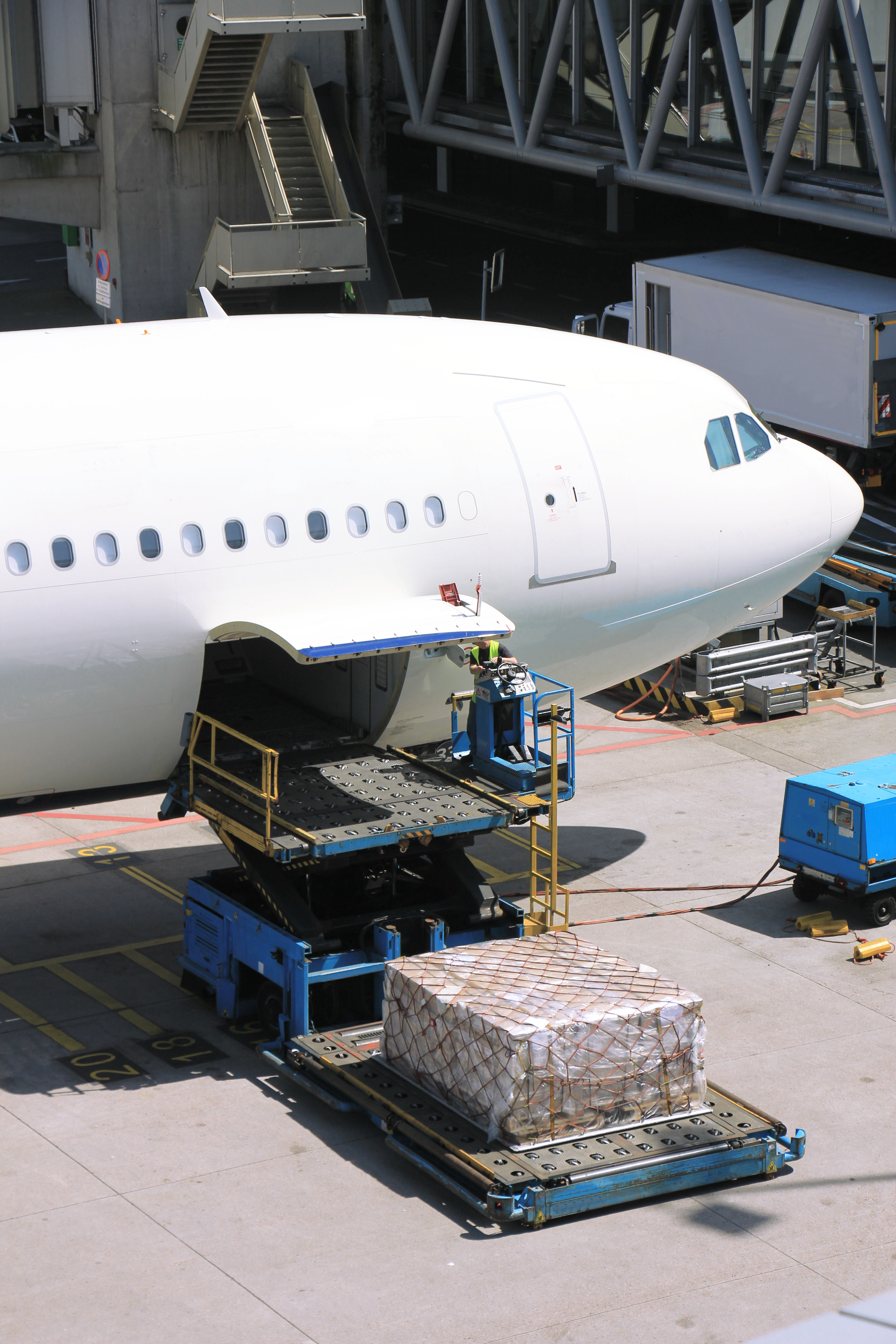 air-freight-loading