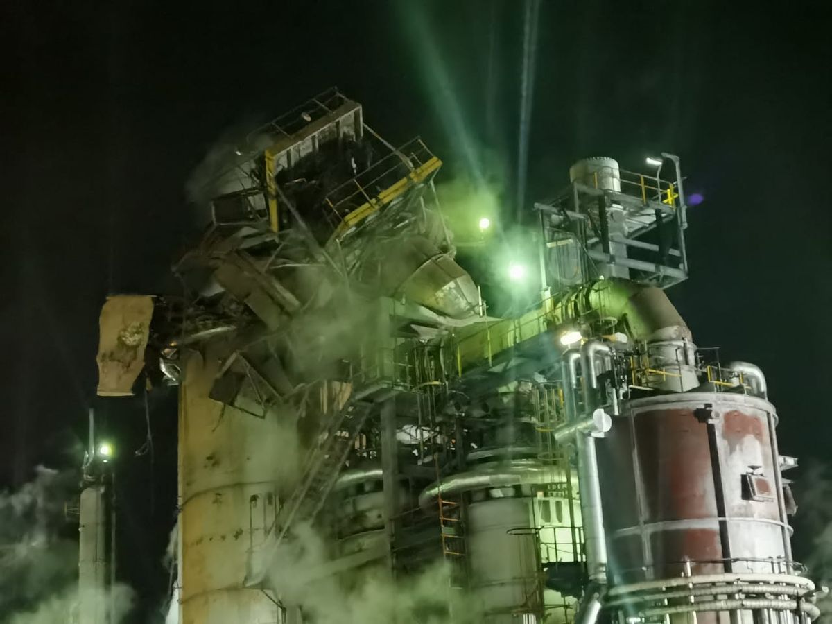 Refinery Explodes in Cape Town