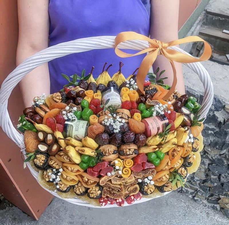 Корзина из сухофруктов и орехов "Монако"