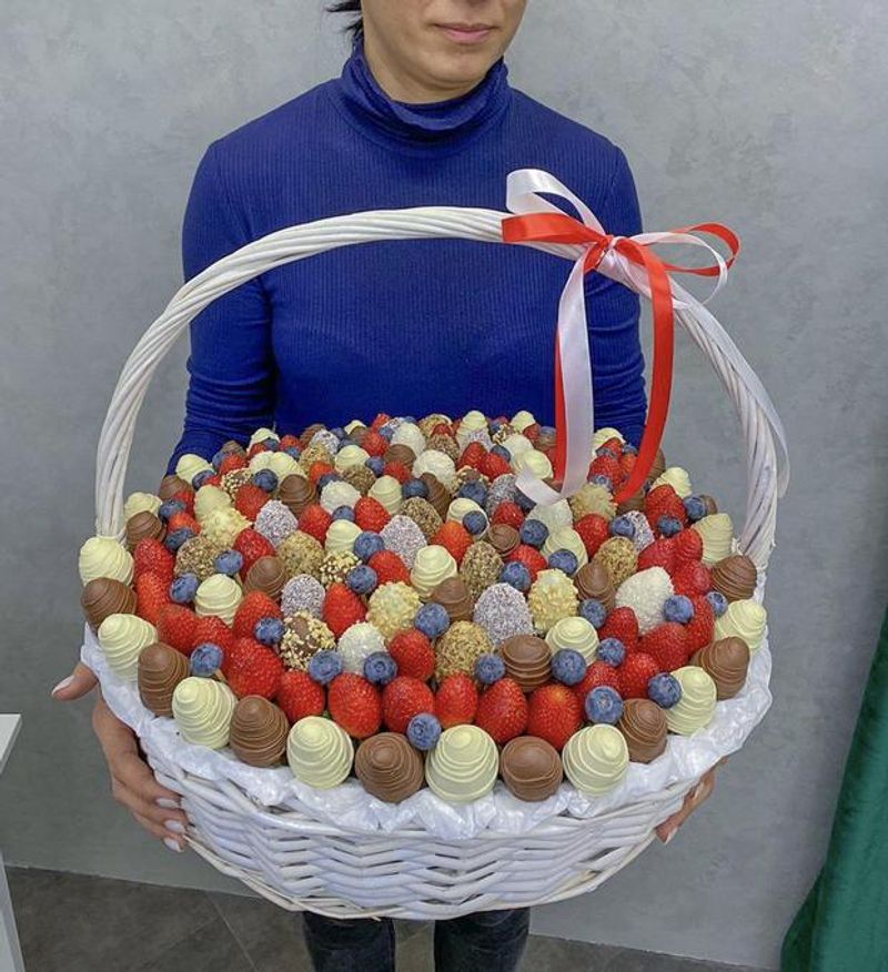 Корзина из клубники в шоколаде "Большой повод"