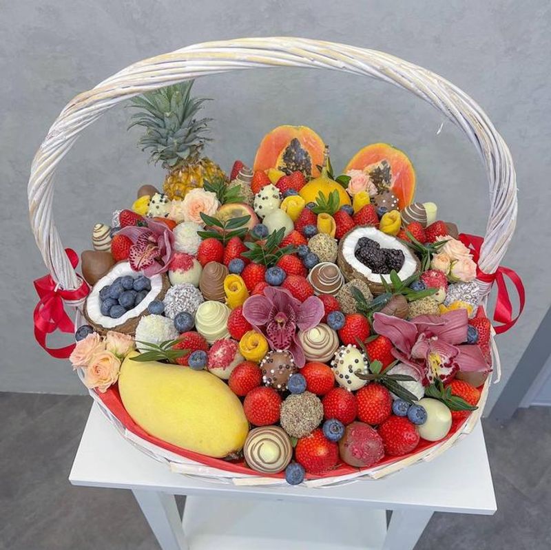 Корзина из экзотических фруктов, ягод и цветов "Ягода в тропиках"