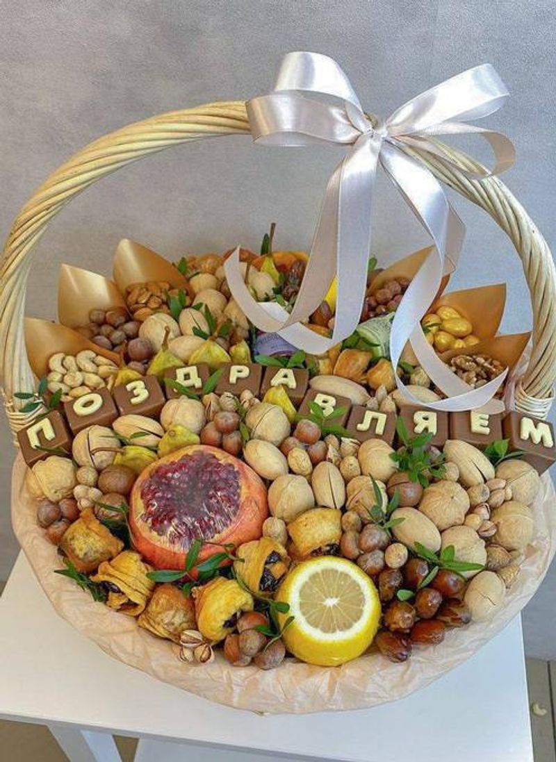 Корзина из сухофруктов и орехов с буквами из шоколада