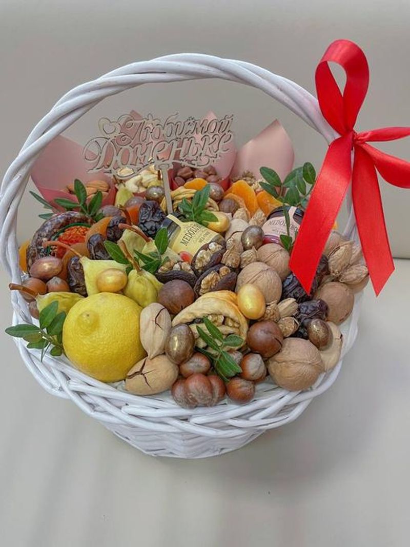 Корзина из сухофруктов и орехов "Люксембург"