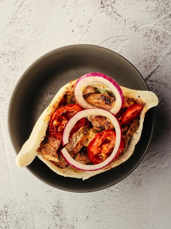 Pita, svinenakke, tzatziki