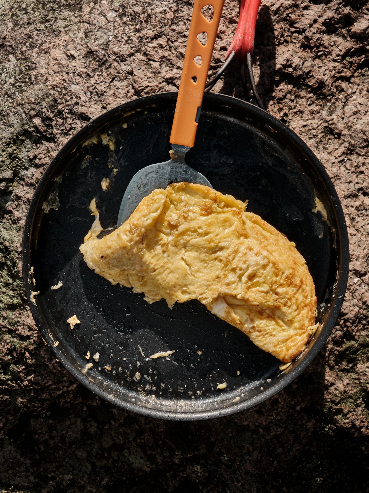 Omelett stekt på bål