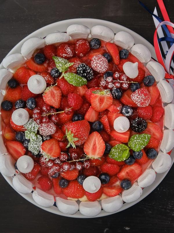 Nøttebunn, vaniljekrem, bær