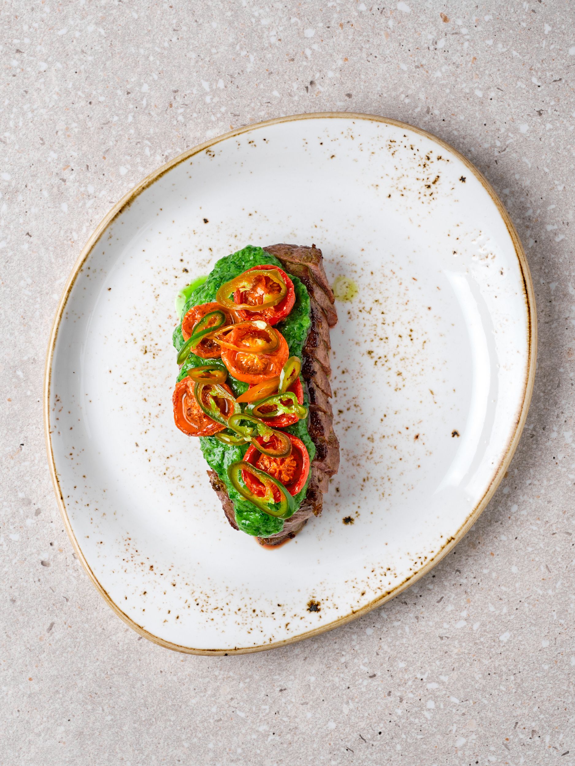 Biff med urter og tomat