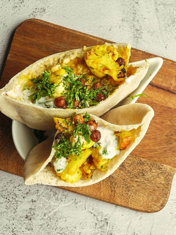 Pita, hummus og blomkål
