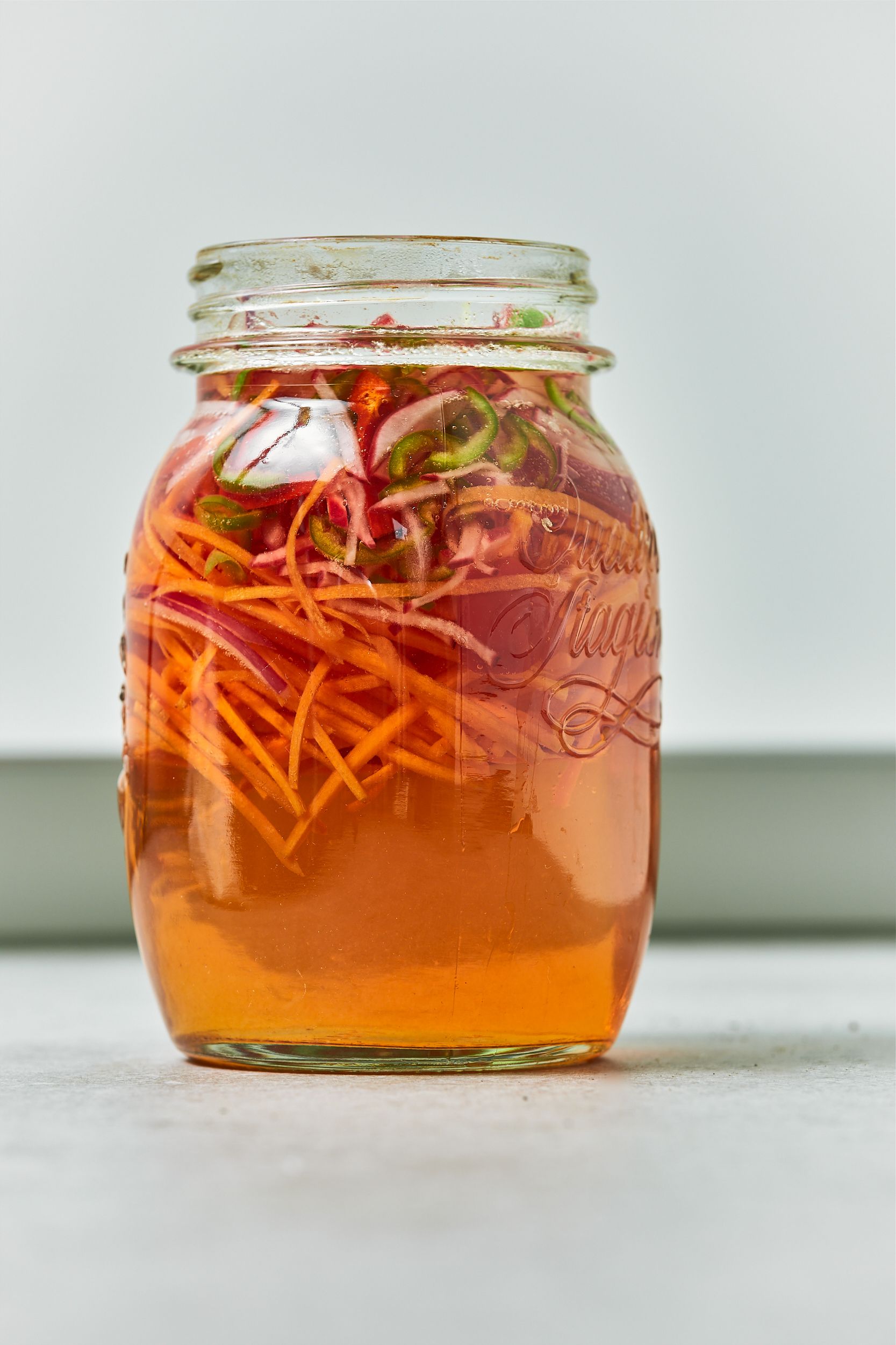 Nylaget vinaigrette klar til modning