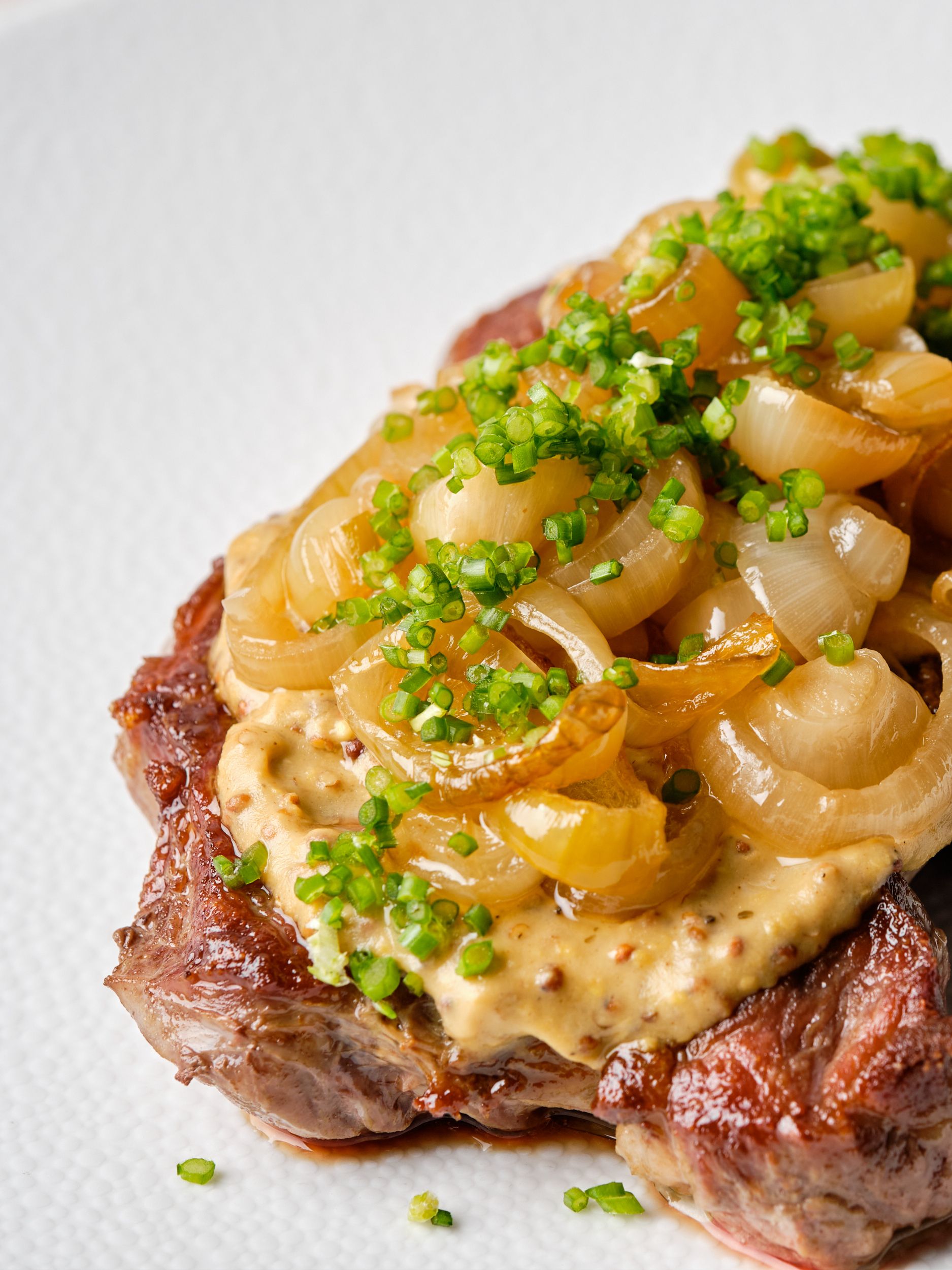 Biff med sennep og bakt løk