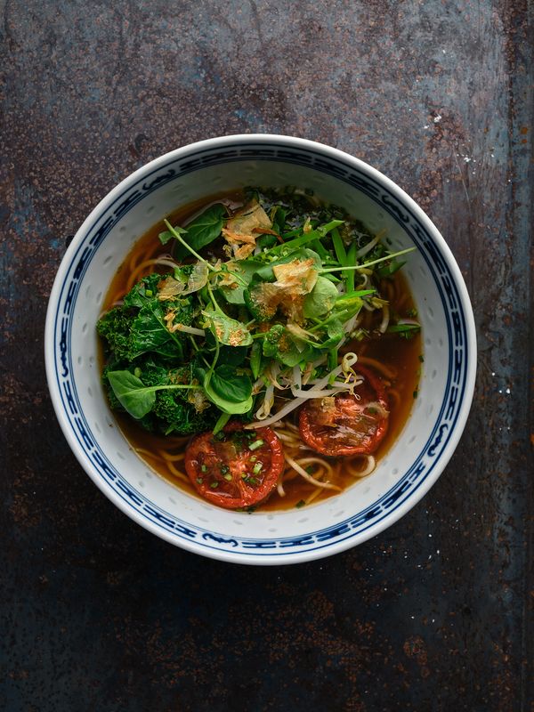 Ramen med tomat og grønnkål