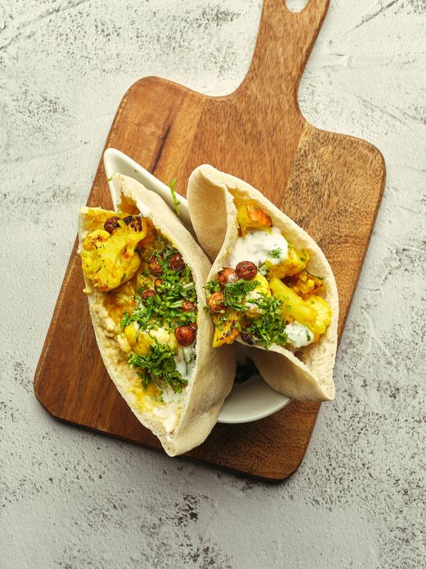 Pita, hummus og blomkål