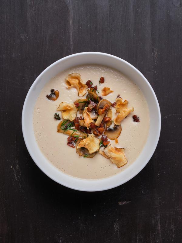 Jordskokksuppe, chips, bacon