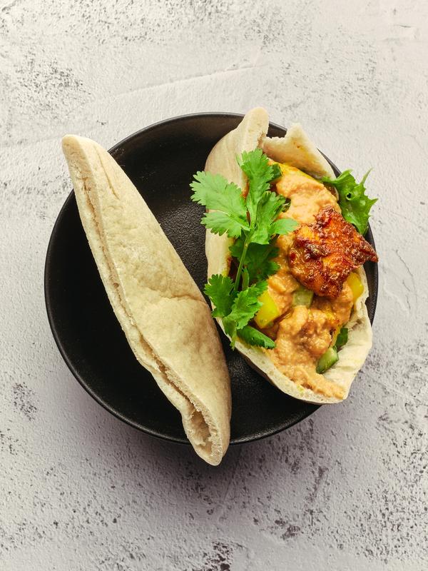 Pita, kylling og peanøttsaus