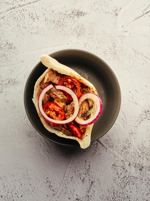 Pita, svinenakke, tzatziki