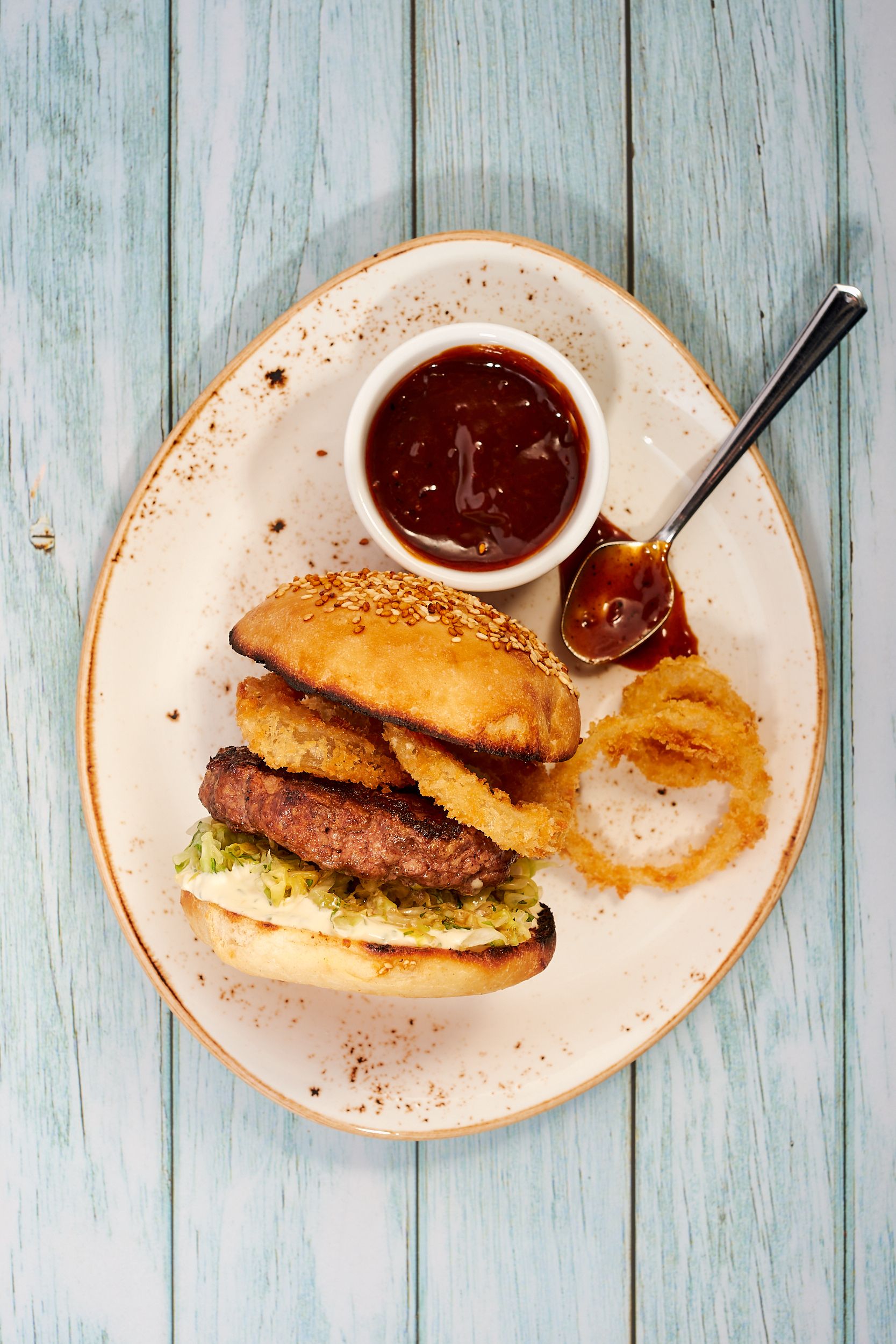 Hamburger med løkringer og kålsalat