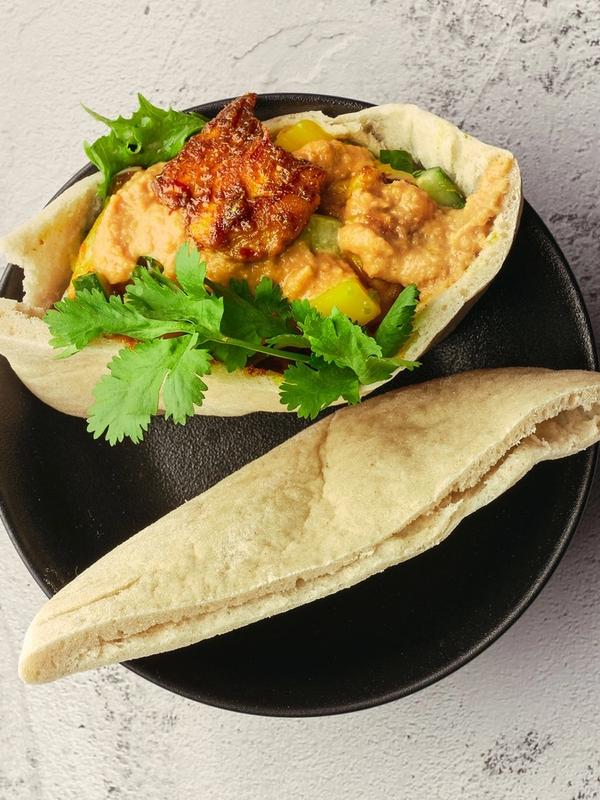 Pita, kylling og peanøttsaus