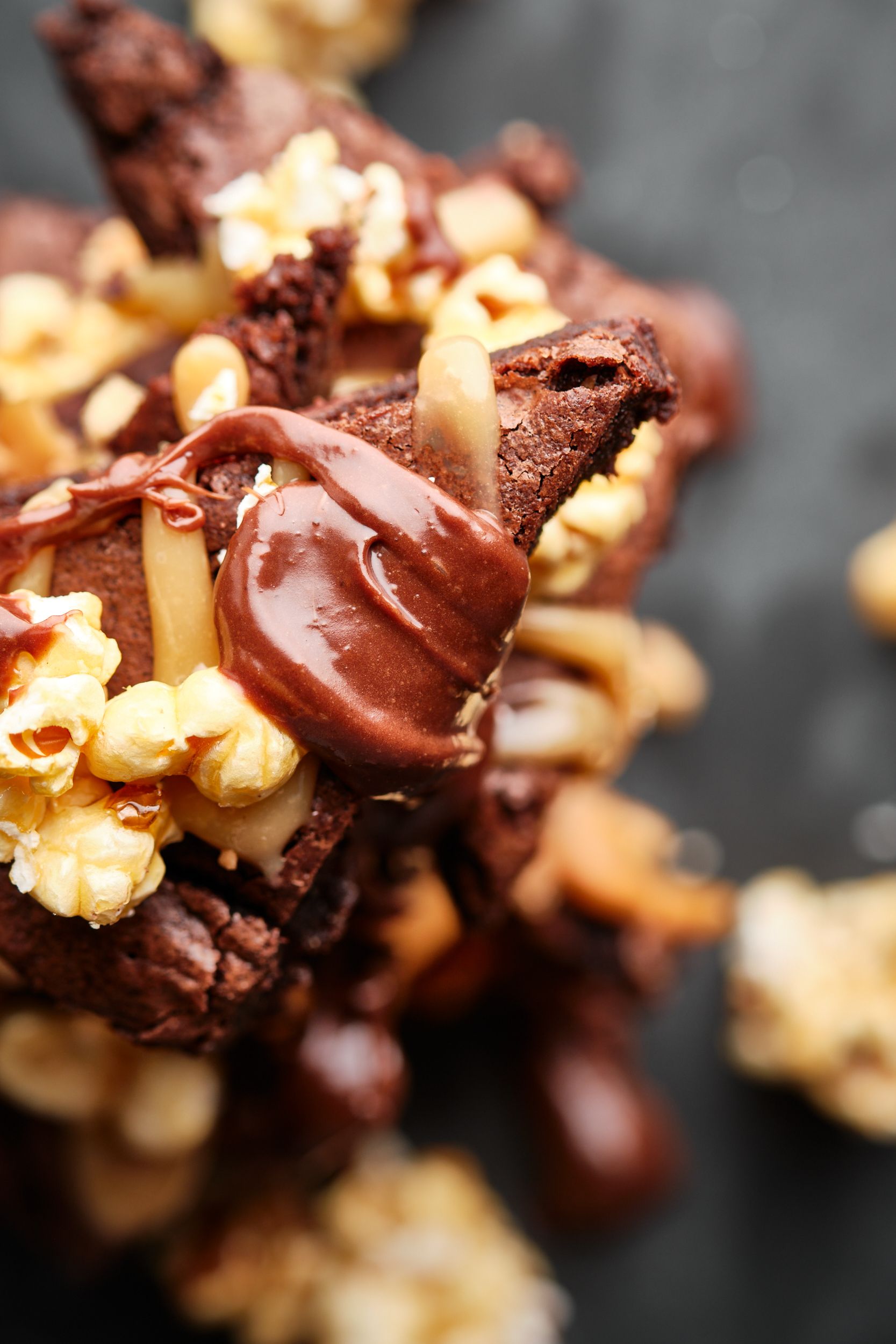 Brownies med karamellisert popcorn