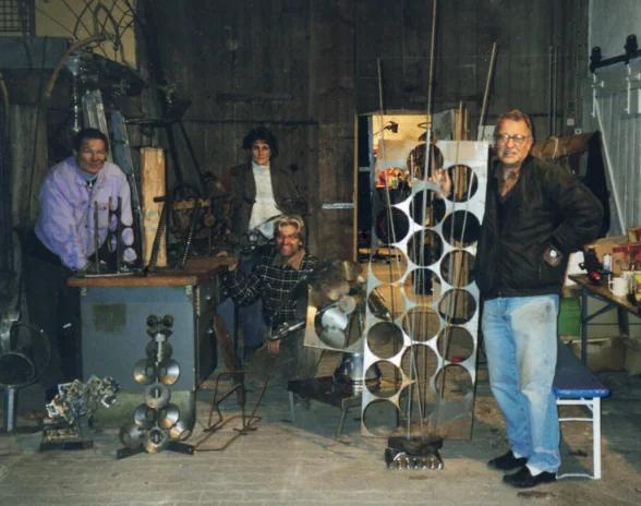 Hilko Weerda mit Teilnehmern eines Schweißkurses in Merdingen, 2003