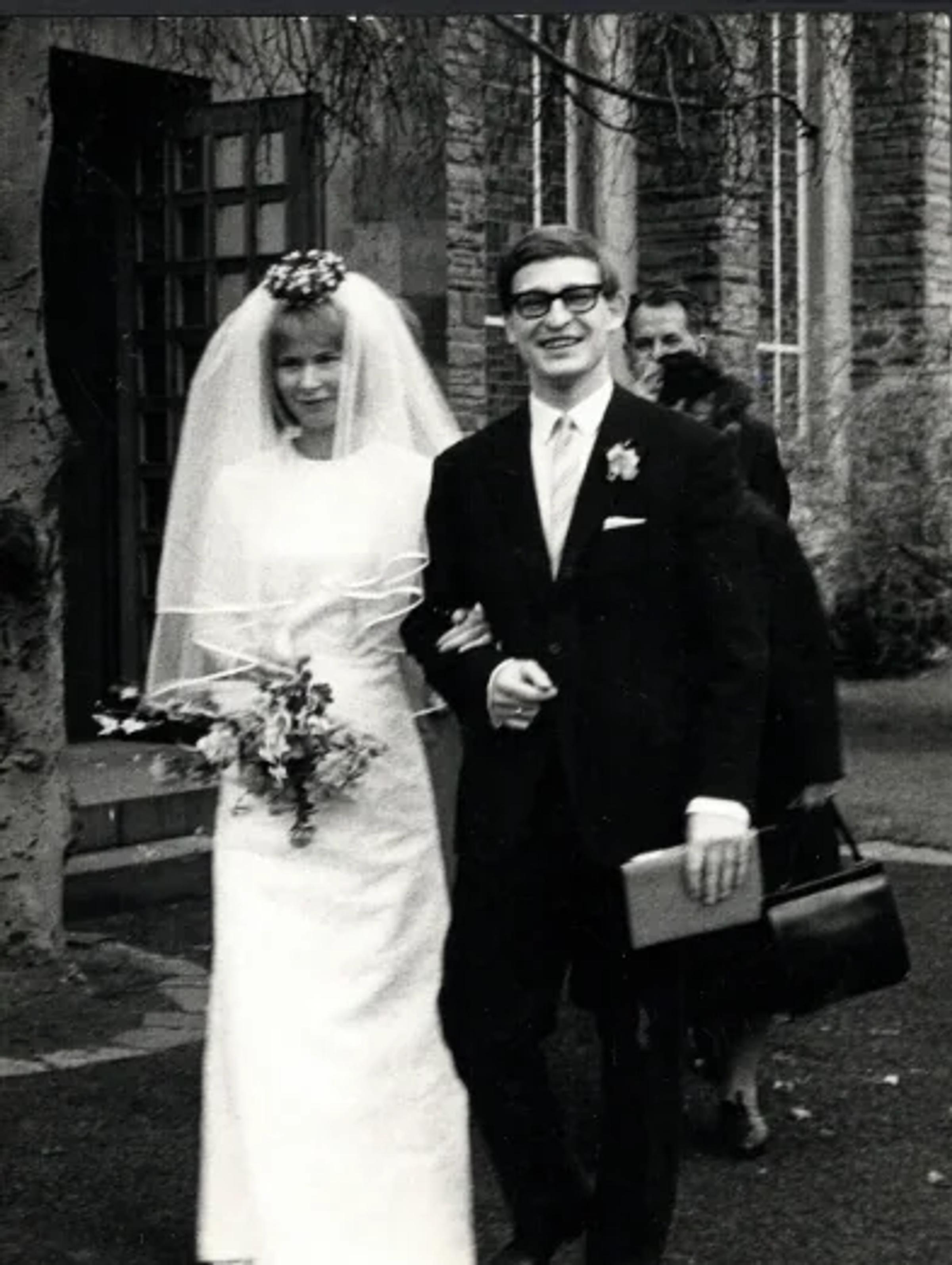 Barbara und Hilko Weerda nach ihrer kirchlichen Trauung, 1965