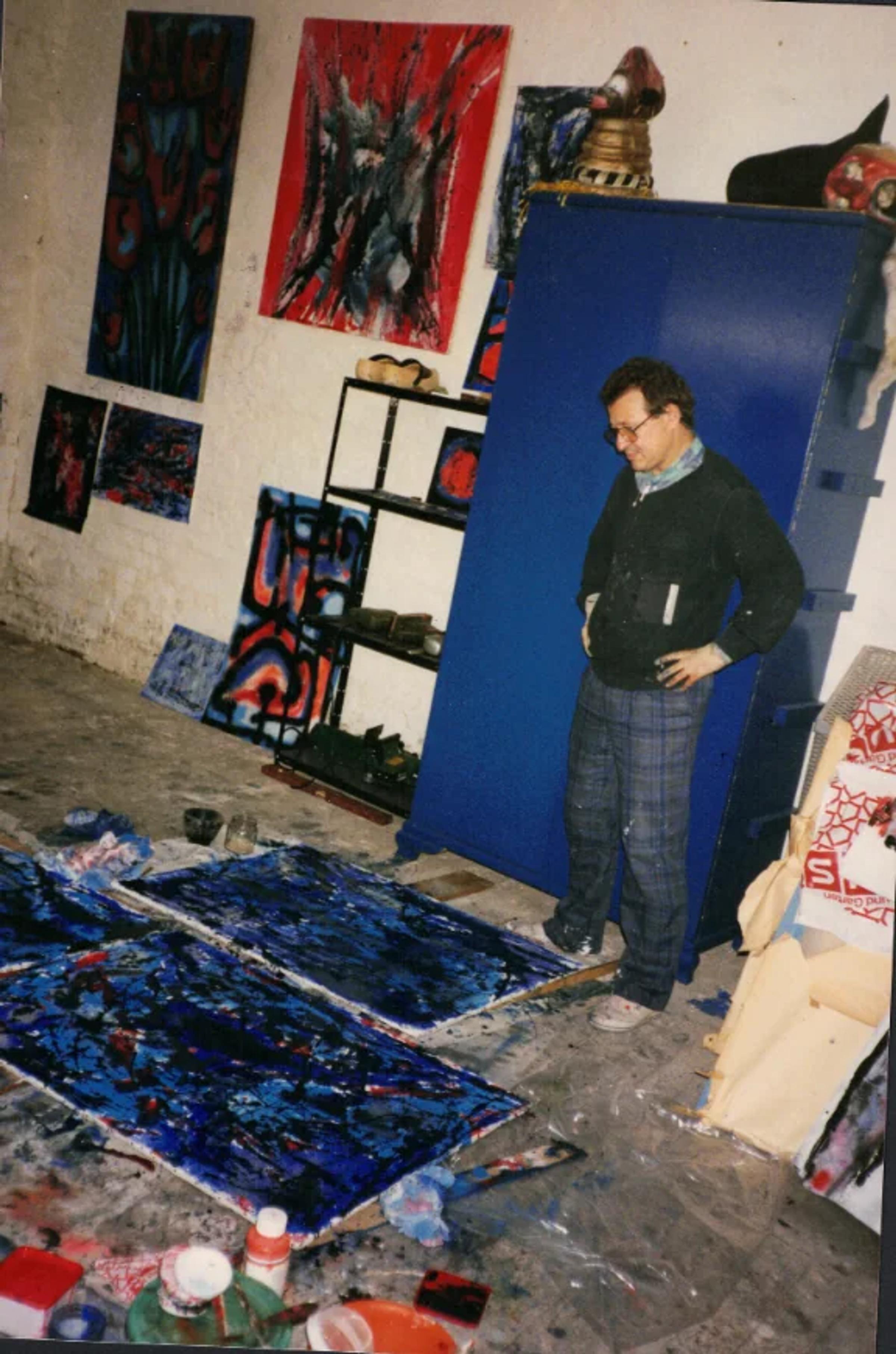 Hilko Weerda bei einem großformatigen Bild im Lübecker Atelier, 1991