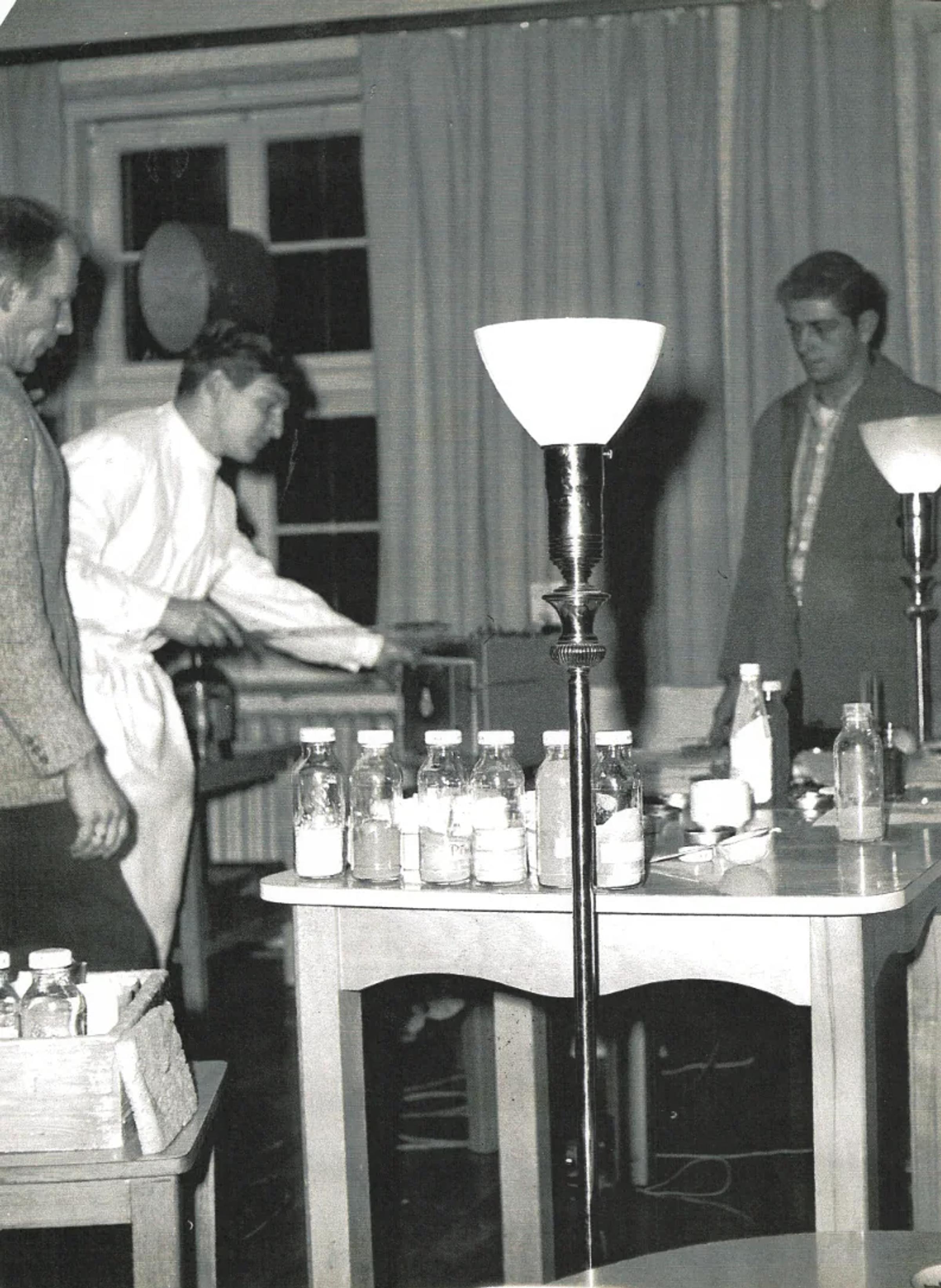 Hilko Weerda als Kursleiter eines Emaillekurses in Herzogenaurach, 1960