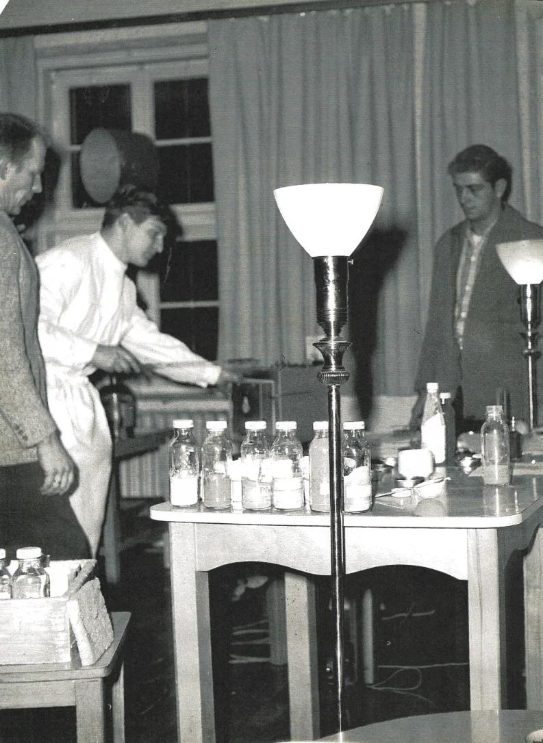 Hilko Weerda als Kursleiter eines Emaillekurses in Herzogenaurach, 1960