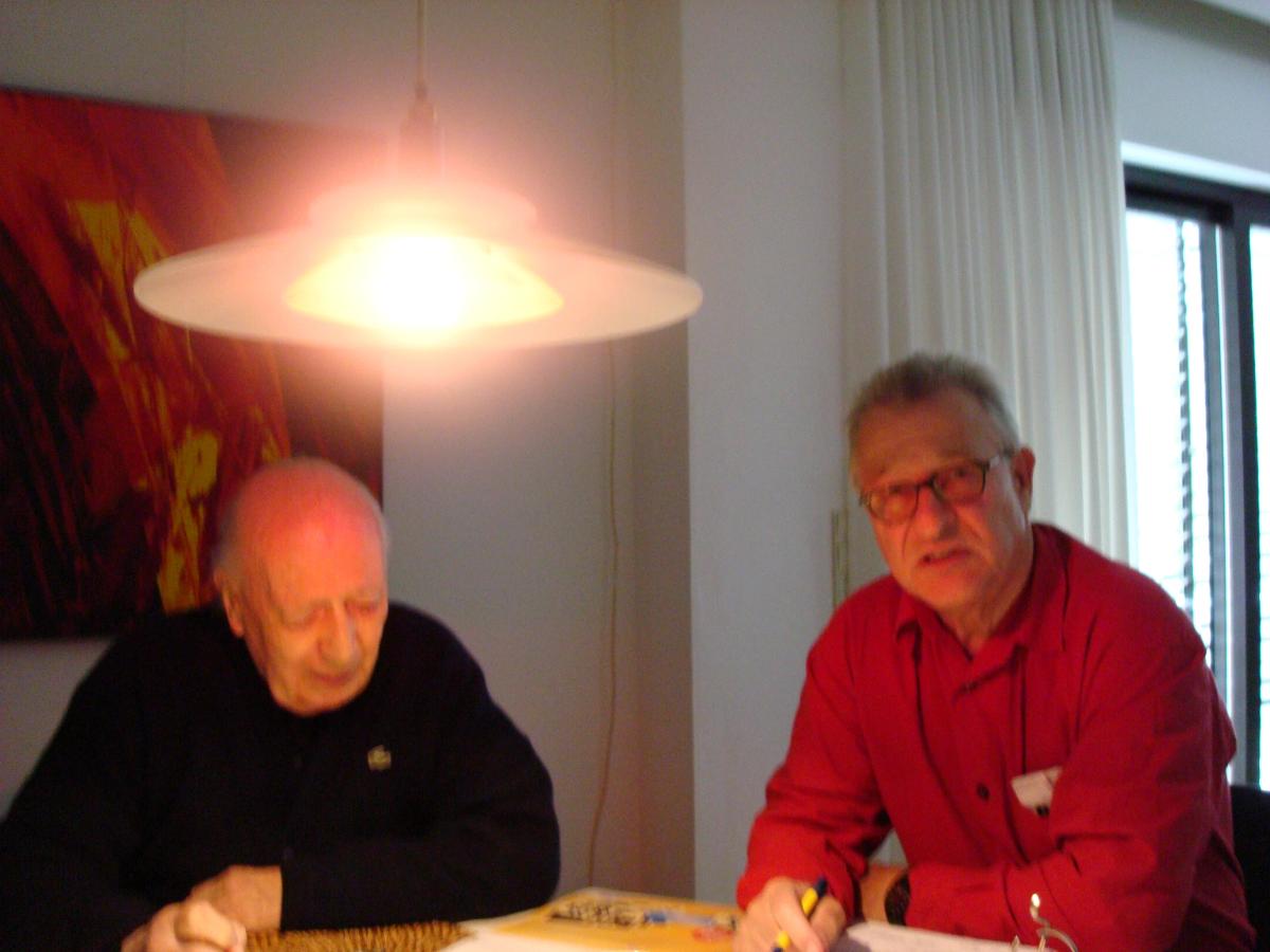 K. O. Götz und Hilko Weerda am Tisch unter einer Lampe.