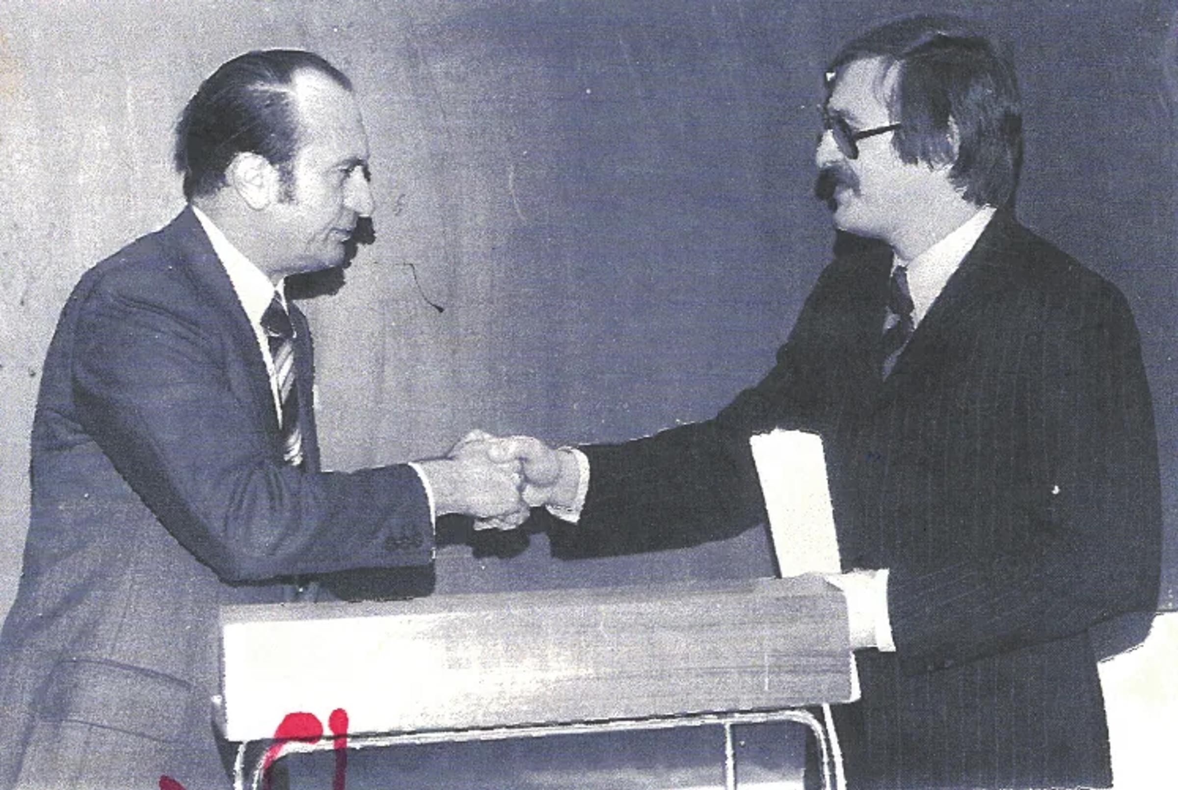 Prof. Chlodwig Beck überreicht Hilko Weerda 1974 die Habilitationsurkunde