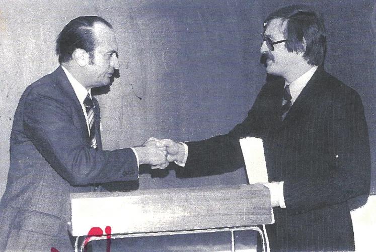 Prof. Chlodwig Beck überreicht Hilko Weerda 1974 die Habilitationsurkunde