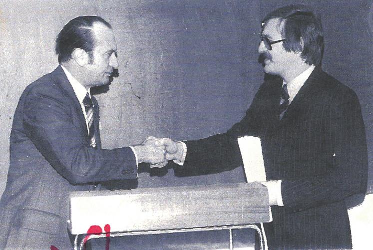 Professor Chlodwig Beck presents Hilko Weerda with his habilitation certificate in 1974.