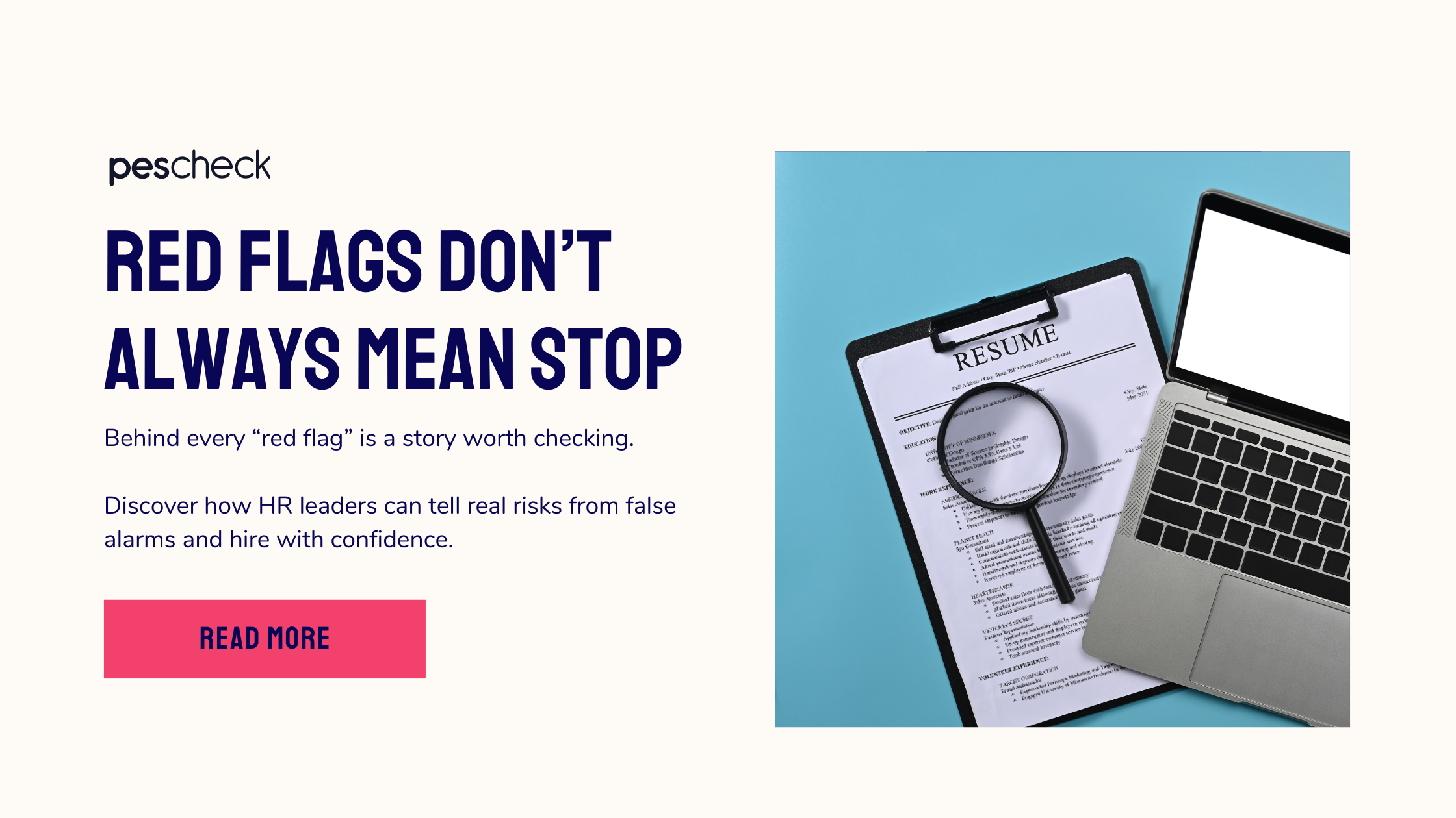 Vergrößerungsglas, das einen digitalen Lebenslauf scannt mit roten und grünen Markierungen, Symbol für rote Flaggen und verifizierte Informationen bei Pre-Employment-Screening.
