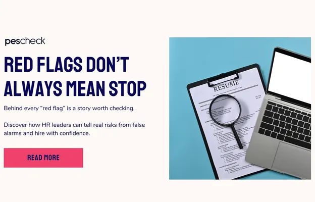 Vergrootglas dat een digitaal cv scant met rode en groene markeringen, symbool voor rode vlaggen en geverifieerde informatie bij pre-employment screening.