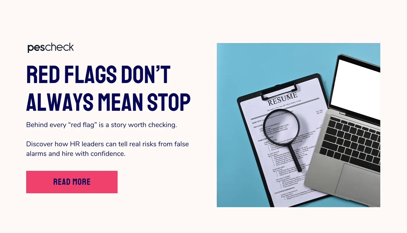 Vergrößerungsglas, das einen digitalen Lebenslauf scannt mit roten und grünen Markierungen, Symbol für rote Flaggen und verifizierte Informationen bei Pre-Employment-Screening.